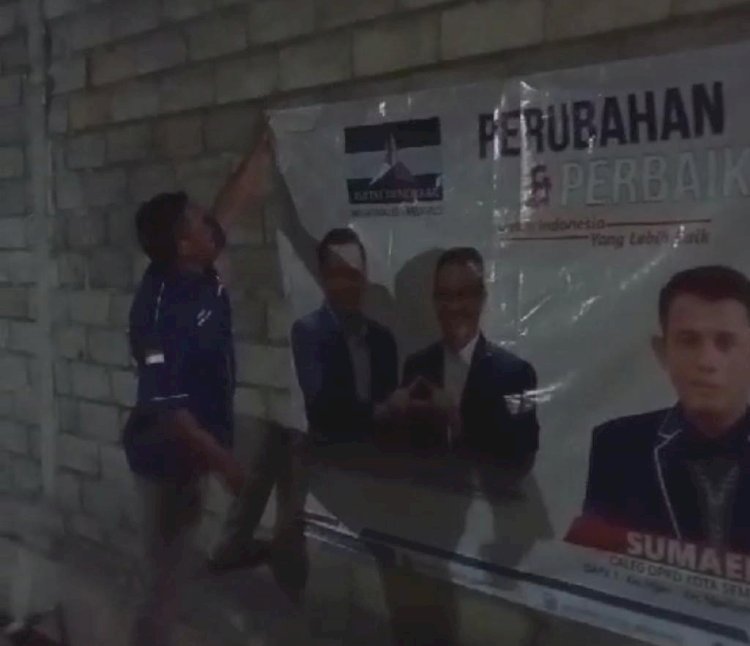 Kader yang kecewa melakukan pencopotan baliho Anies-AHY pada Kamis (31/8/2023) malam.