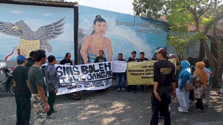 Warga RT 2 dan RT 11 RW 09 Kelurahan Pelebon Kecamatan Pedurungan Kota Semarang melakukan aksi di depan Resto Kampung Kecil Jalan Soekarno Hatta Semarang.