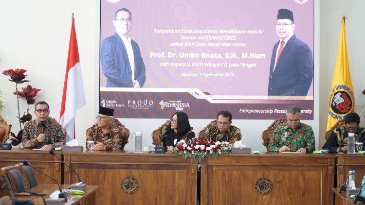 Prof. Dr. Umbu Rauta, S. H., M. Hum., (kiri) bersama Pengurus Yayasan dan Petinggi UKSW di Salatiga, Jumat (1/9).