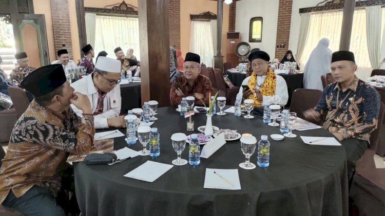 Ketua PW Ikatan Persaudaraan Haji Indonesia (IPHI) Jateng Prof Dr Imam Taufiq didampingi Wakil Dekan Fakultas Dakwah dan Komunikasi Drs KH Mudhofi dan H Abdul Jalil menyerahkan sertifikat kepada pada peserta sertifikasi PHP Angkatan XII. Dok