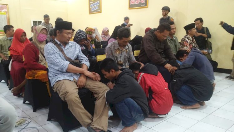 Pemuda yg hendak tawuran diamankan polisi, dan pada Minggu (3/9) siang diserahkan polisi kepada orang tua masing masing.