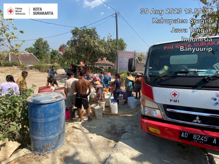Droping air untuk warga terdampak kemarau panjang/dok.   humas PMI Solo