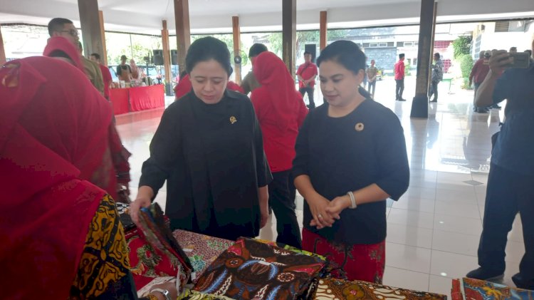 Puan Haharani Ketua DPP PDI Perjuangan didampingi Ny Verawati Joko Sutopo sedang memilih batik khas Wonogiri yang diproduksi oleh UMKM yang ada di Wonogiri