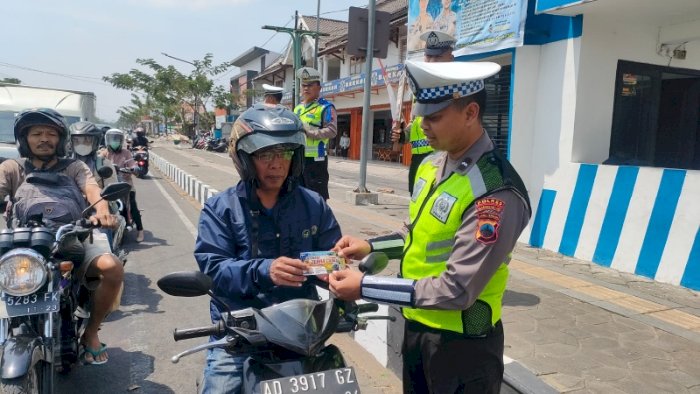 Satlanlas Polres Karanganyar berikan stiker pada salah satu pengguna jalan.