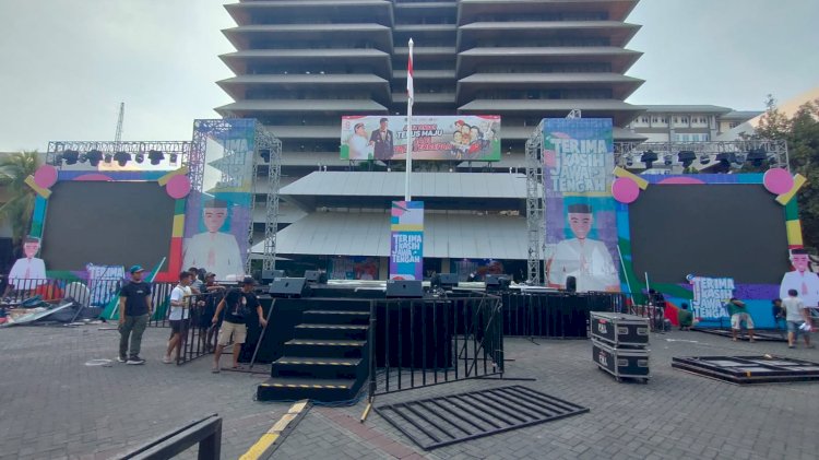 Persiapan pesta rakyat bertajuk 