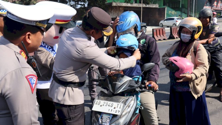 Wakapolres Semarang Kompol Sigit Ari Wibowo SH. MH., saat membagikan helm jelang Operasi Zebra Candi 2023 di Mapolres Semarang, Senin (4/9).