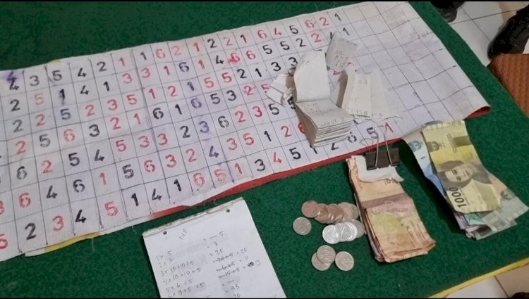 Barang bukti judi cap ji kia yang diamankan Tim Sparta Polresta Surakarta di sebuah wedangan di kawasan Jebres Solo