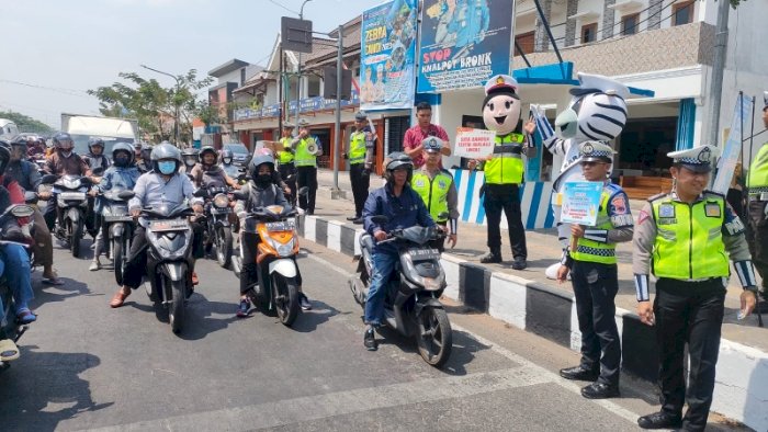 Satlantas Polres Karanganyar sosialisasi dan edukasi berkendara yang aman di jalan.