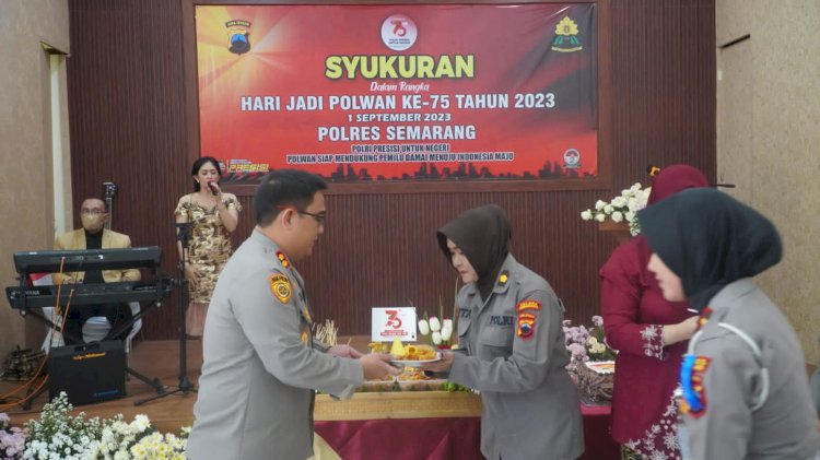 Kapolres Semarang AKBP Achmad Oka Mahendra SIK. MM., saat menyerahkan potongan tumpeng ke Polwan di puncak rangkaian peringatan HUT Polwan ke 75 tingkat Polres Semarang, Selasa (5/9).