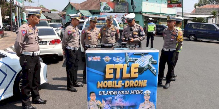 Sosialisasi dan simulasi ETLE berbasis drone di perempatan Kodim 0716 Demak, Selasa (5/9). RMOL Jateng
