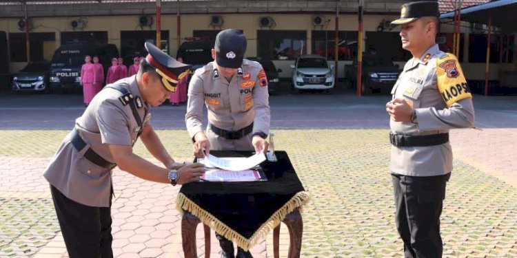 Kompol Ngadiyo dan Kompol Sudarsono dalam upacara serah terima jabatan di Mapolres Grobogan, Selasa (5/9). RMOL Jateng