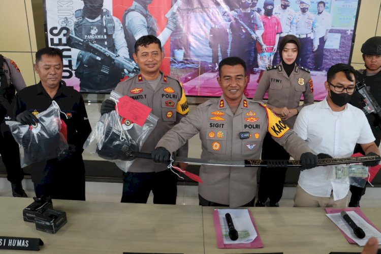 Kapolres Sukoharjo AKBP Sigit saat rilis kasus pria bersenjata mendatangi kantor Bupati Sukoharjo.