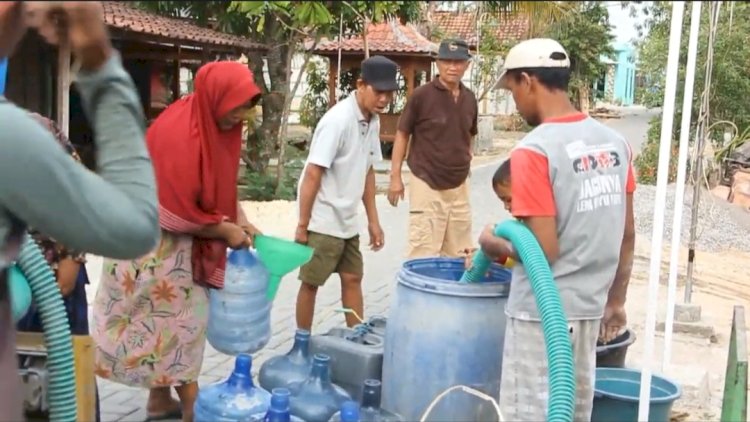 Warga Sidomulyo Blora, saat dapatkan bantuan air bersih, Kamis (7/9).