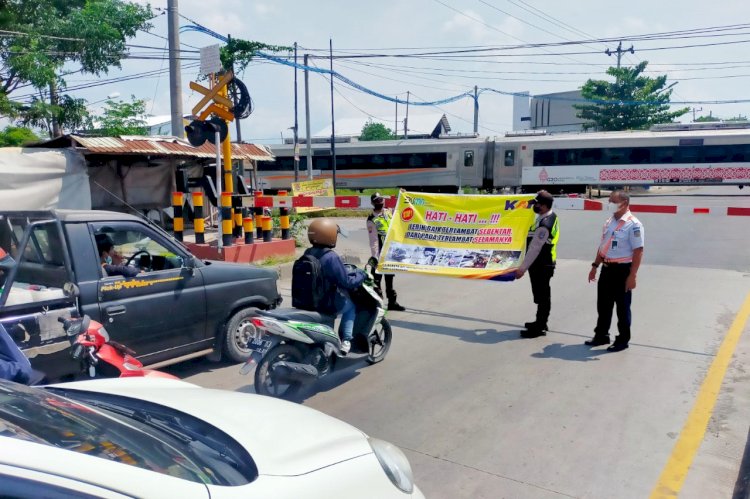 Petugas ingatkan masyarakat berhati-hati saat melintasi perlintasan kereta api