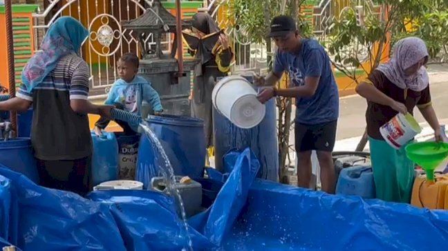 BPBD Pati saat salurkan 3 air tangki untuk warga Karengrejo Pati, Kamis (7/9).