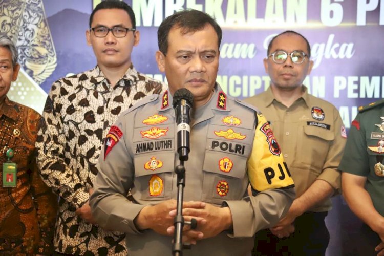 Kapolda Jateng Irjen Pol Ahmad Luthfi saat memberikan keterangan pers usai pembekalan 6 pilar. 