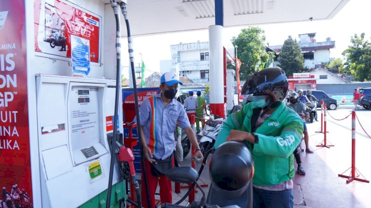 Transaksi pembelian BBM bersubsidi di SPBU. foto: ist.