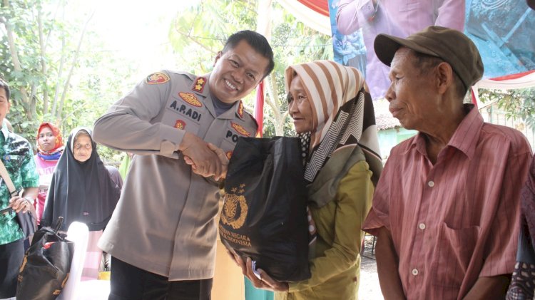 Kapolres Blora AKBP Agus Puryadi saat penyerahan secara simmbolis bantuan sarana air bersih, Jumat (8/9). RMOL Jateng