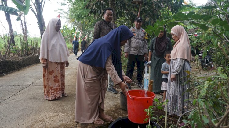 Warga desa menikmati air dari sumur bor bantuan Polres Purbalingga. 