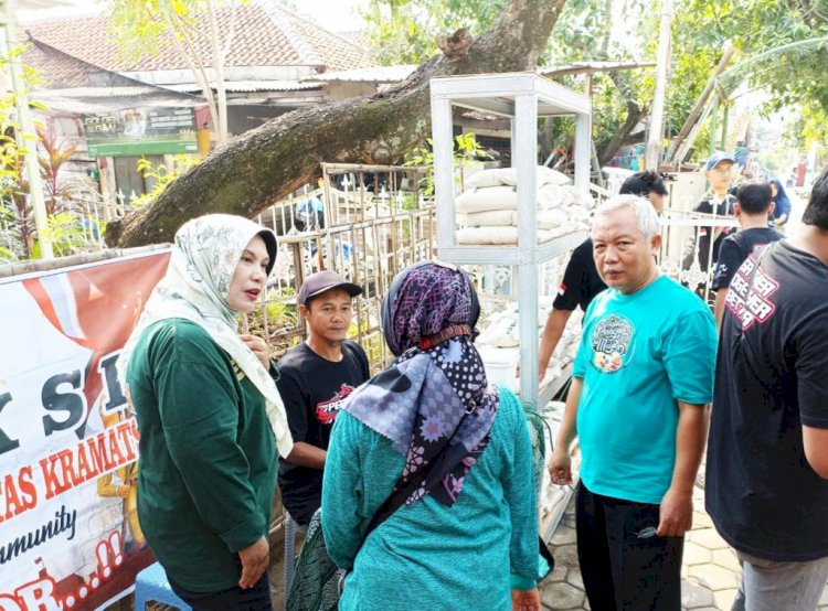 Kelompok Tani Pembudidaya Ikan Putra Kramat menggelar bazar beras murah. 