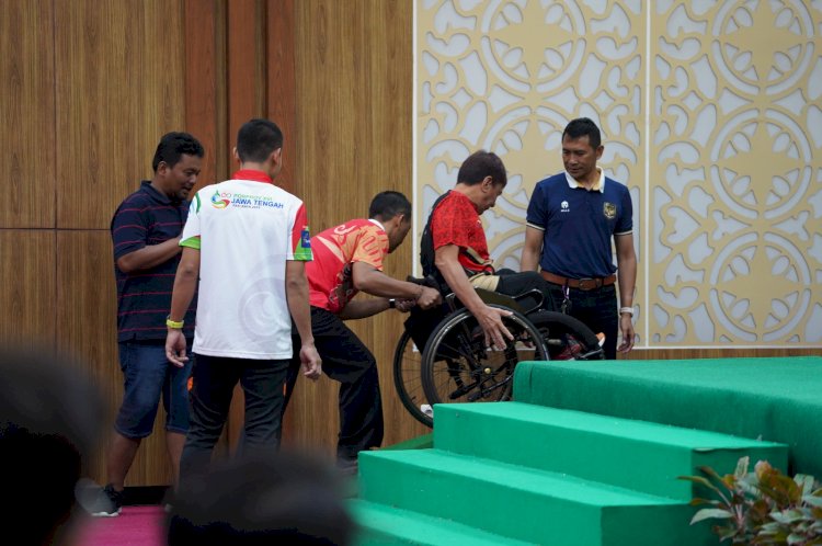 Eddy Simon mempraktikkan pendampingan atlet-atlet disabilitas