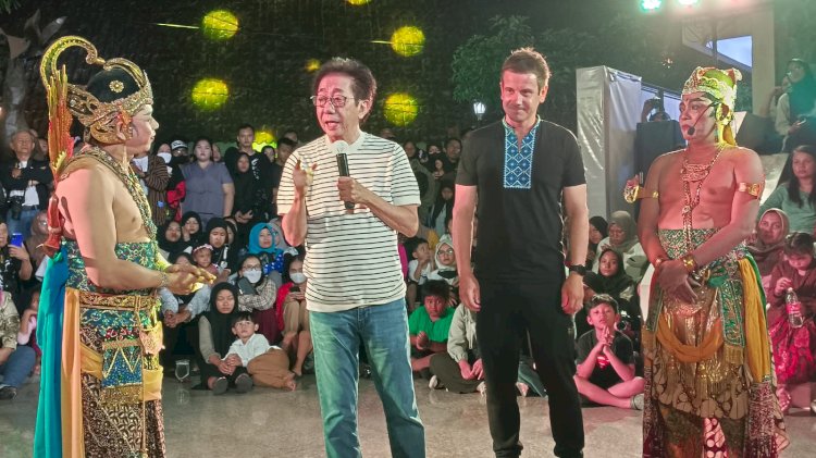 Irwan Hidayat dan Dmitry  saat berbicara akrab dengan tokoh Arjuno dan Lesmono di sela-sela pentas wayang on the street di Oudetrap Theatre Kota Lama Semarang, Jumat (8/9) malam. 