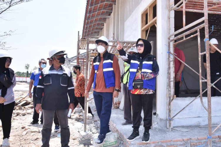 Bupati Sukoharjo Etik Suryani tengah sidak di proyek GOR Sukoharjo 