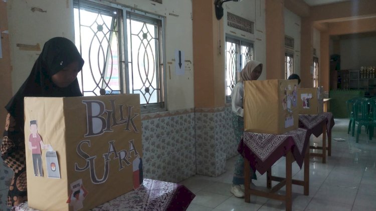 Para siswa Sekolah Menengah Pertama Negeri (SMPN) 3 Batang menggelar Pemilihan Ketua OSIS  (Pilketos).