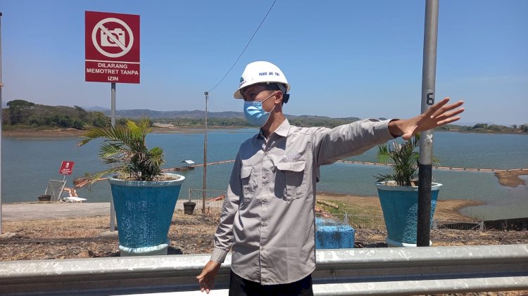 Fendri Ferdian Kepala Sub Divisi Jasa ASA III/I Surakarta Fendri Ferdian, tengah meninjau kondisi Waduk Gajahmungkur, Sabtu (9/9). RMOL Jateng