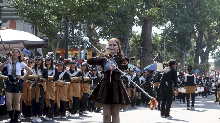 Jalanan protokol Kota Salatiga dipadati warga yang ingin menyaksikan Karnaval OMB UKSW, Sabtu (9/9). RMOL Jateng