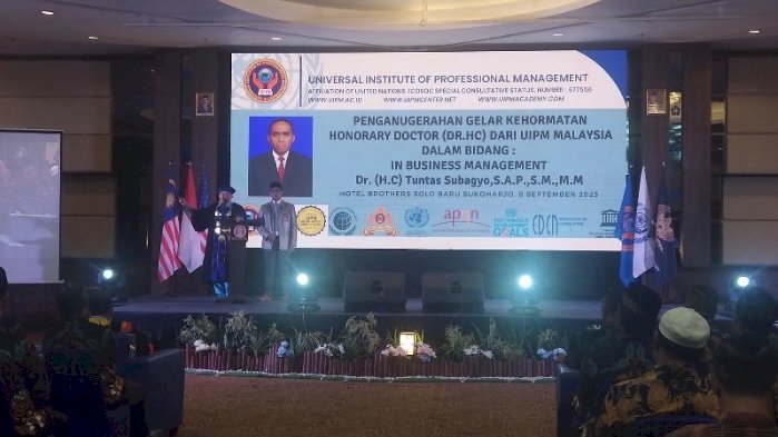 Ketua Umum Partai Kedaulatan Rakyat Tuntas Subagyo meraih Honorary Doctor dari Malaysia. Dok