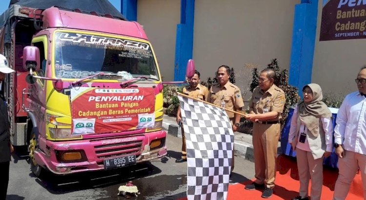 Pelepasan truk pengangkut beras yang dilepas oleh Kepala Dinas Sosial Jateng beserta Kepala Dinas Pertanian Demak, Wakil Pemimpin Bulog Kanwil Jateng menuju sasaran pertama