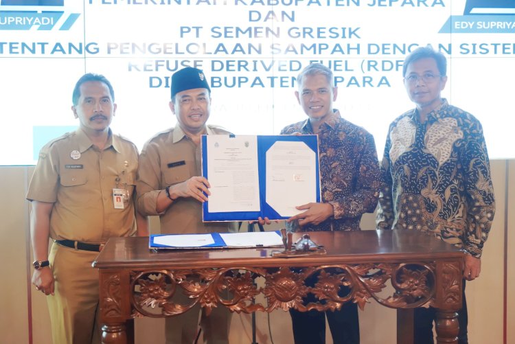 Pj. Bupati Jepara Edy Supriyanta (dua dari kiri) dan Dirut Semen Gresik, Muchamad Supriyadi (dua dari kanan) menunjukan MOU Kerjasama Pengelolaan Sampah menjadi Bahan Bakar RDF antara Pemkab. Jepara bersama Semen Gresik.