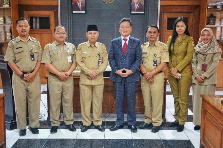 Sekda Adi Waryanto bersama OPD saat menerima kunjungan Minister Counsellor KBRI di Dhaka, Bangladesh, Raden Usman Effendi. 