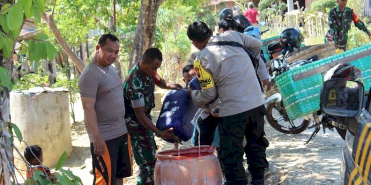 TNI dan Polri bantu pasokan air bersih dengan motor. RMOL Jateng