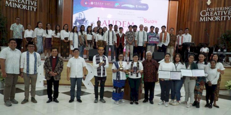  Rektor UKSW Prof. Dr. Intiyas Utami saat mengapresiasi keberhasilan Vocal group Lentera Kasih Mahasiswa UKSW dan yang meraih Champion Popular Music Category di Fakultas Hukum Universitas Diponegoro Semarang, Selasa (12/9). RMOL Jateng