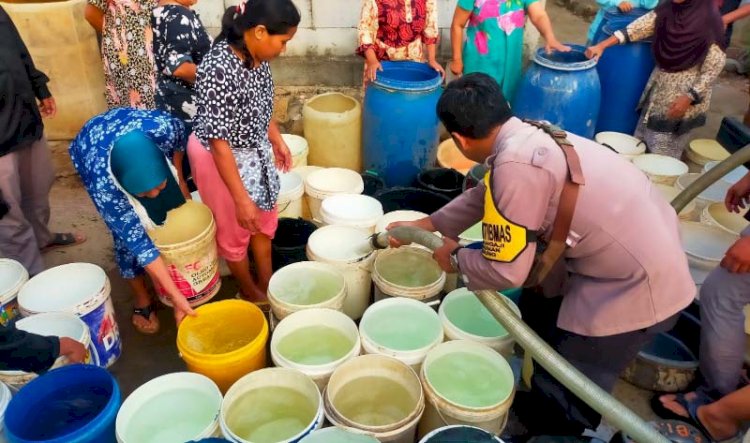 Kasatlantas Polres Jepara bersama anggota menyerahkan bantuan air bersih untuk desa Karangaji Jepara. Dok 