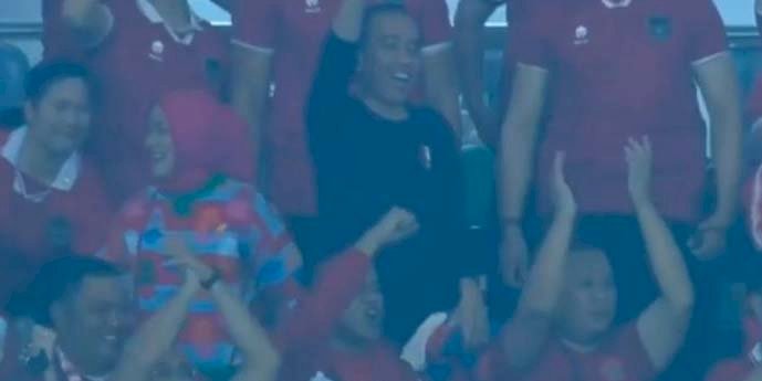 Presiden Republik Indonesia Joko Widodo bersama keluarga menyaksikan langsung pertandingan babak kualifikasi grup K Piala Asia U-23, Timnas U-23 vs Turkmenistan di Stadion Manahan Solo, Selasa (12/9). RMOL Jateng
