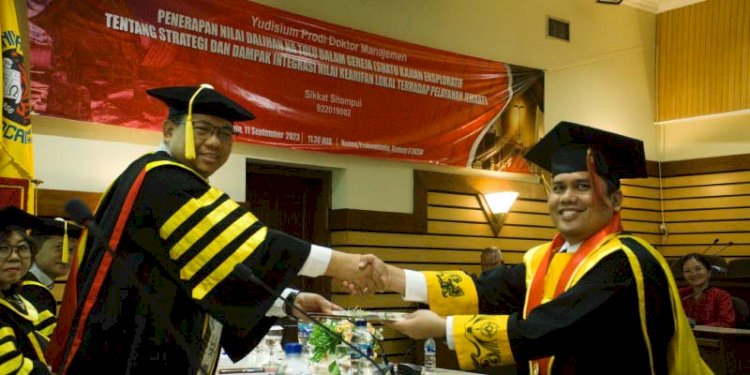 Sikkat Sitompul resmi meraih gelar Doktor Manajemen (DM) dari Universitas Kristen Satya Wacana (UKSW). RMOL Jateng 