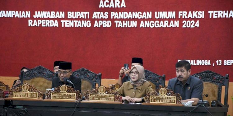 Rapat paripurna DPRD Purbalingga dengan agenda jawaban bupati atas pandangan umum fraksi, Rabu (13/9).  RMOLJateng.