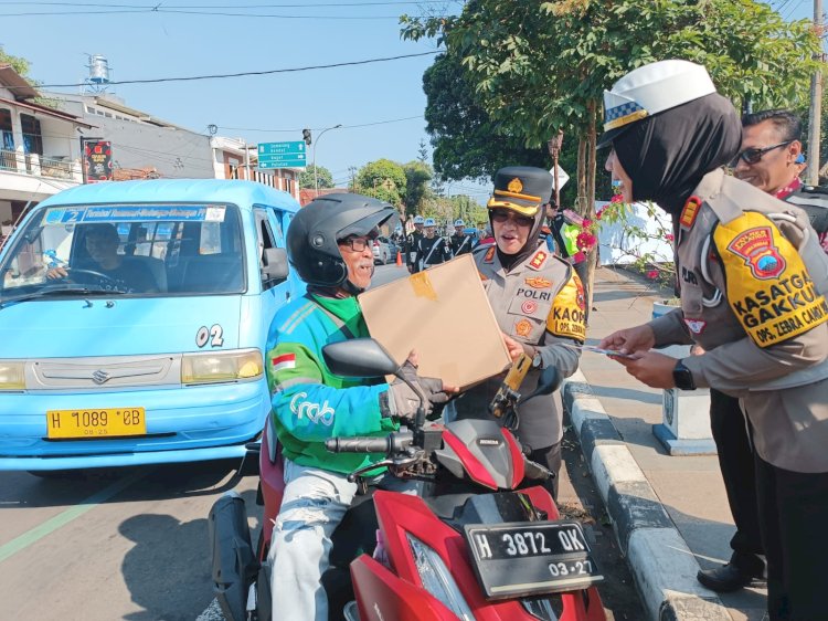 Kapolres AKBP Aryuni Novitasari saat menyerahlan sendiri paket sembako kepada pengemudi taat pajak, di wilayah Hukum Polres Salatiga, Rabu (13/9). 