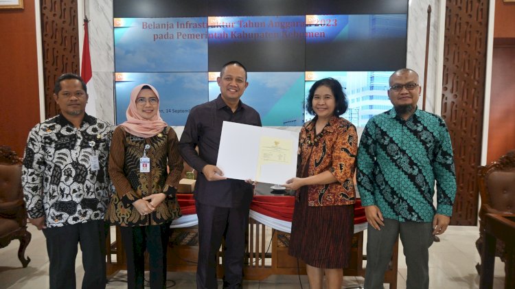 Bupati Kebumen Arif Sugiyanto (ketiga dari kiri) menerima surat tugas  dari Puspitaningtyas selaku Wakil Penanggung Jawab BPK RI Perwakilan Provinsi Jawa Tengah. Pemeriksaan difokuskan pada belanja infrastruktur. RMOLJateng.