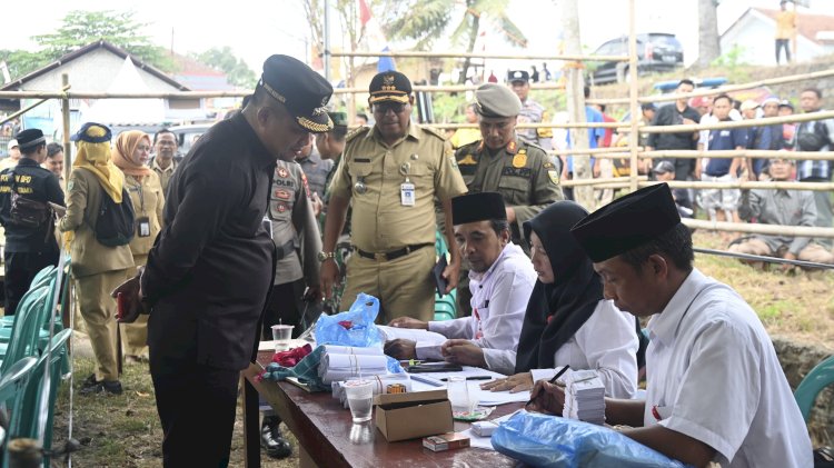 Panitia pemilihan kepala desa di Kebumen tengah melakukan perhitungan suara. Dari 49 desa yang menggelar pilkades serentak seluruhnya diikuti 144 calon. Dari 33 petahana yang mencalonkan kembali, sebanyak 16 orang gagal bertahan sebagai kades. RMOLJateng.