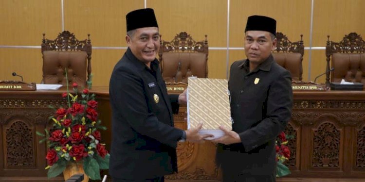 Bupati Zaenal Arifin menerima Berkas Perda Penyertaan Modal Dana Hibah Upland dari Wakil Ketua DPRD, Jumat (15/9). RMOL Jateng