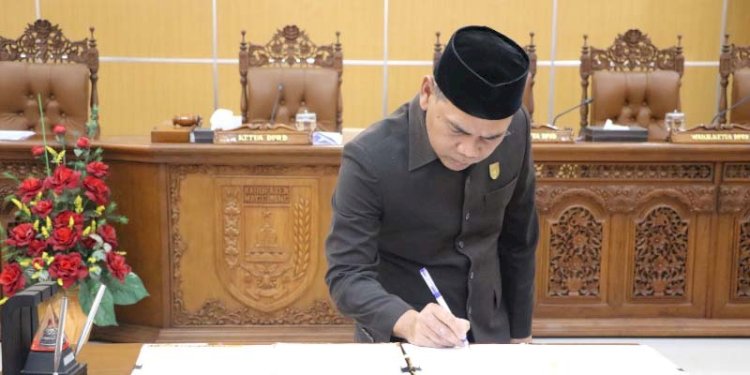 Wakil Ketua DPRD, Mahmud menanda tangani draft raperda APBD 2024 yang diterima dari.Bupati Zaenal Arifin., Jumat (15/9). RMOL Jateng