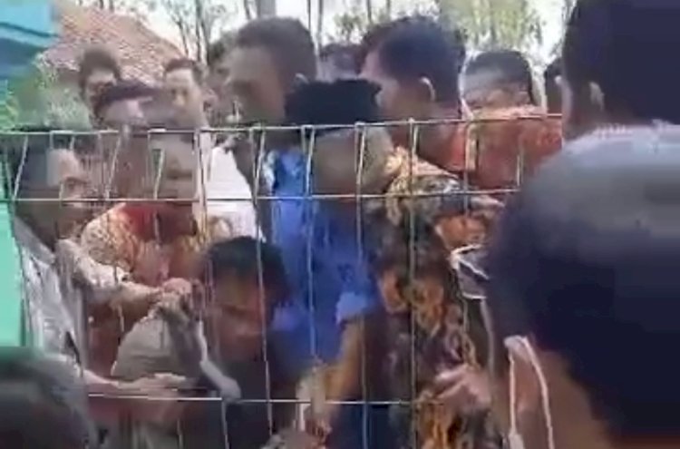 Tangkapan layar pencuri babak belur dihajar warga Bendoharjo Gabus Grobogan.