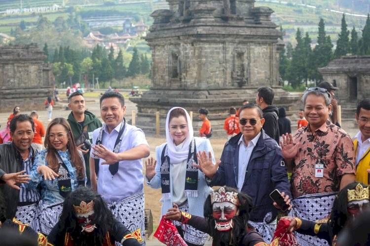 Komisi V DPR RI saat mengunjungi kawasan Candi Arjuna di Dataran Tinggi Dieng, Banjarnegara.   