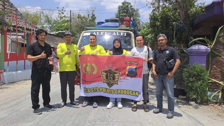 Polisi foto bersama warga usai penyaluran bantuan air bersih. RMOL Jateng