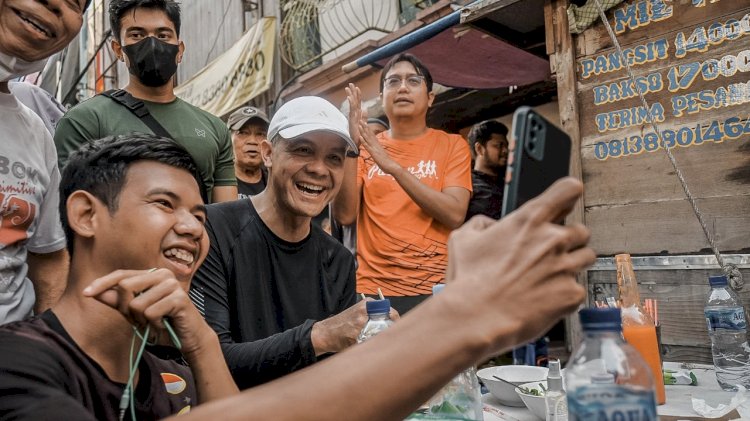 Bakal calon presiden Ganjar Pranowo tiba-tiba mampir di warung mie ayam di Jalan Blora Menteng, Jakarta Pusat. Dok