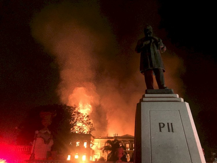 Museum Nasional yabg terbakar Sabtu (16/9) malam. foto: net. 